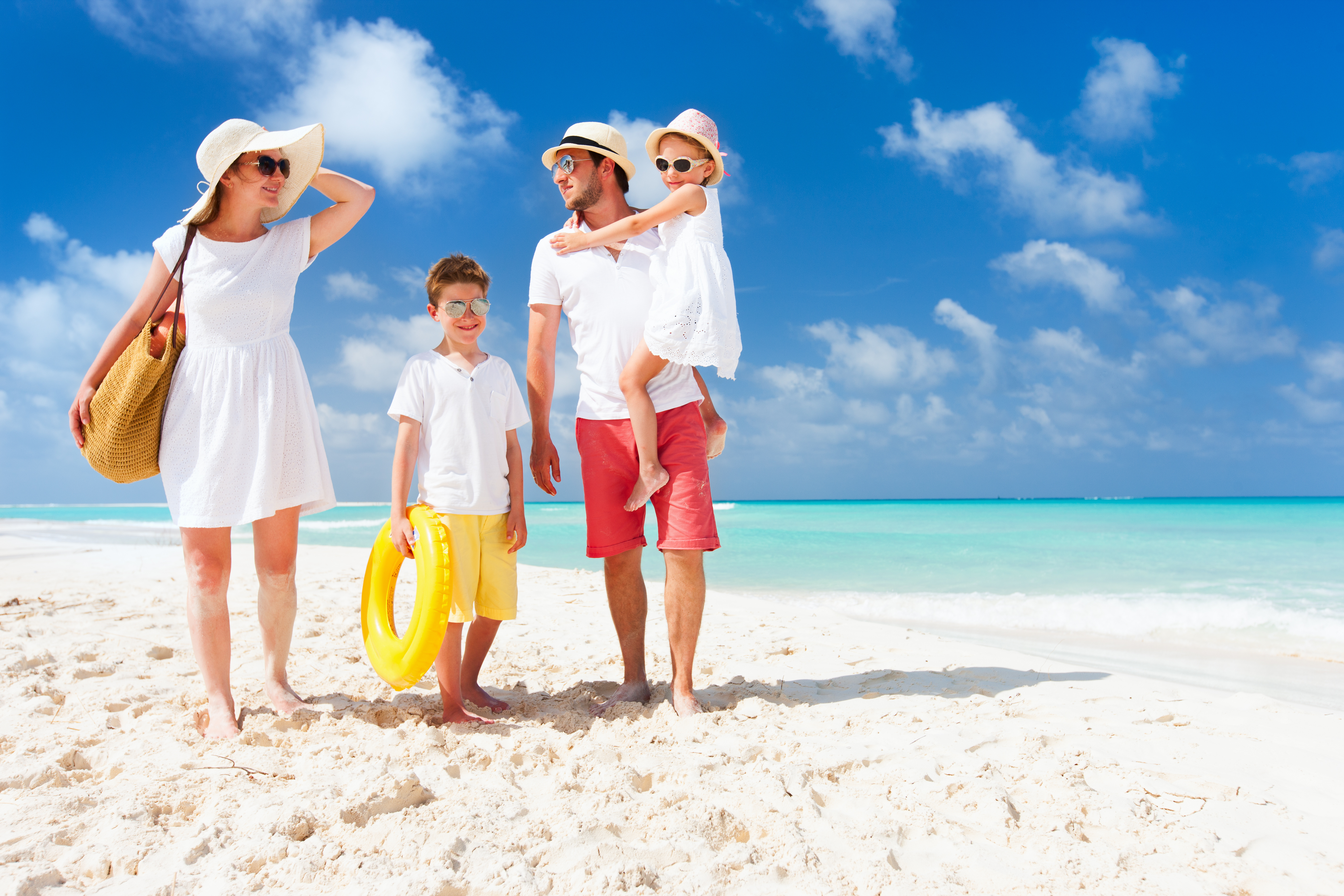 Где лучше отдохнуть с ребенком летом. Семья на море. Море пляж семья. Семья на пляже. Дети на море с родителями.